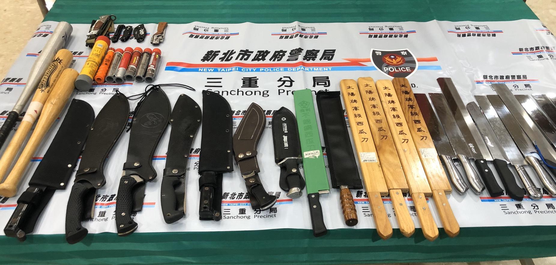 警方在葉嫌堂口搜出大批刀、棍、信號彈及本票等贓證物。（翻攝畫面）