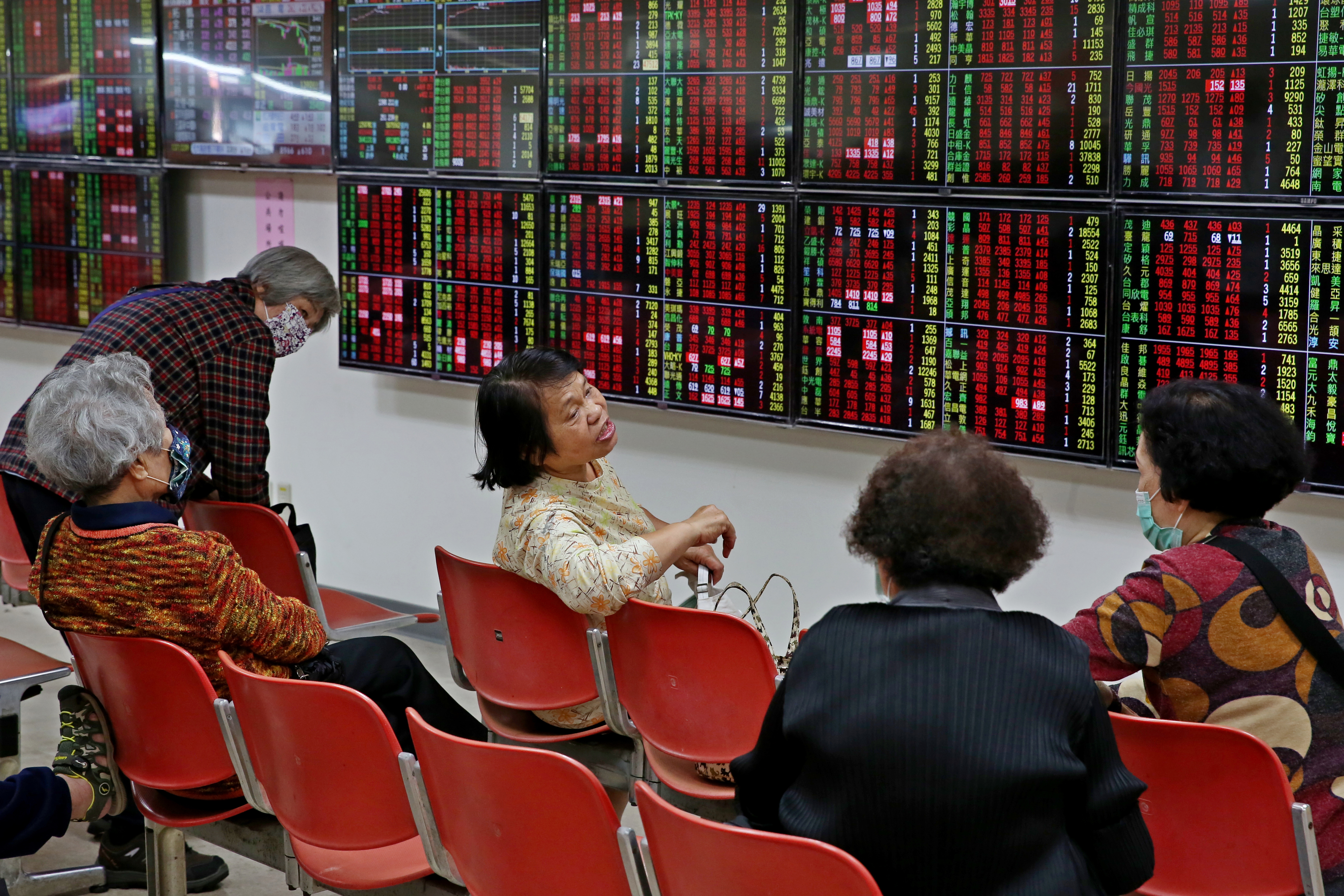 股利所得採「合併計稅」、「分開計稅」二擇一，小股東、股利低於94萬元，選前者較有利。