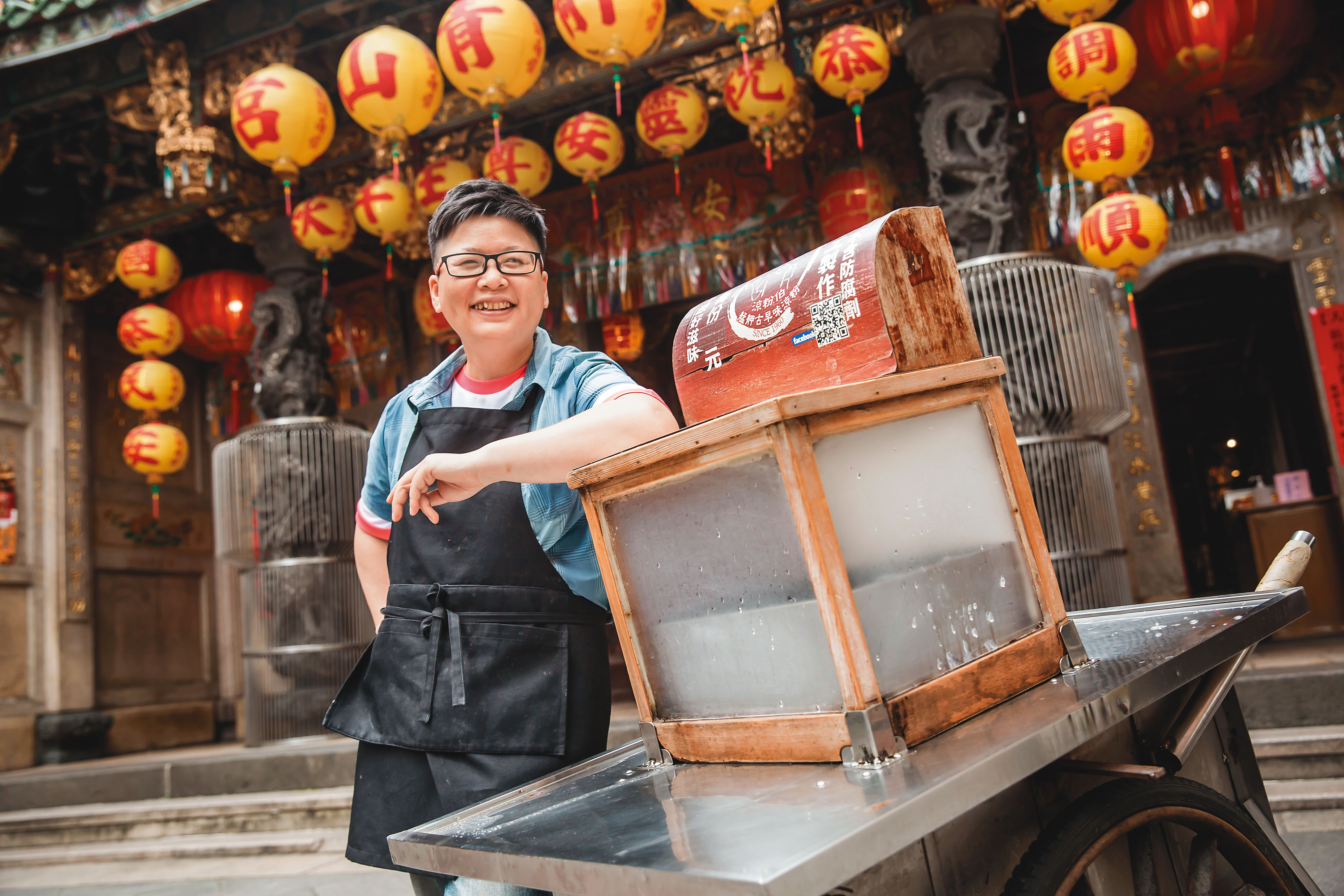 辜凱鈴原本是上班族，十年前接手父親的涼粉生意，最初在萬華青山宮附近的貴陽街口擺攤。