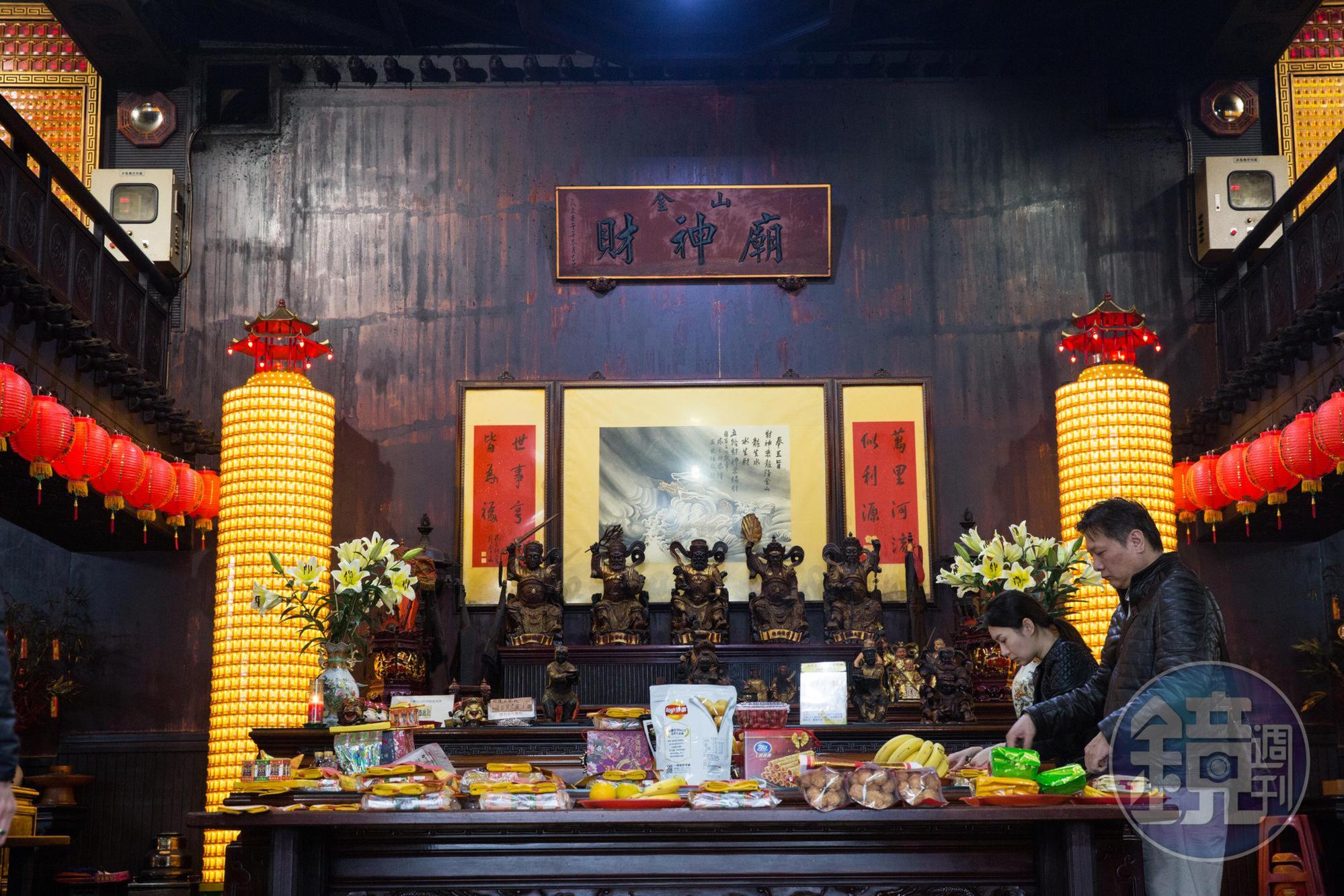到寺廟點光明燈或安太歲，不能視為是捐贈性質。