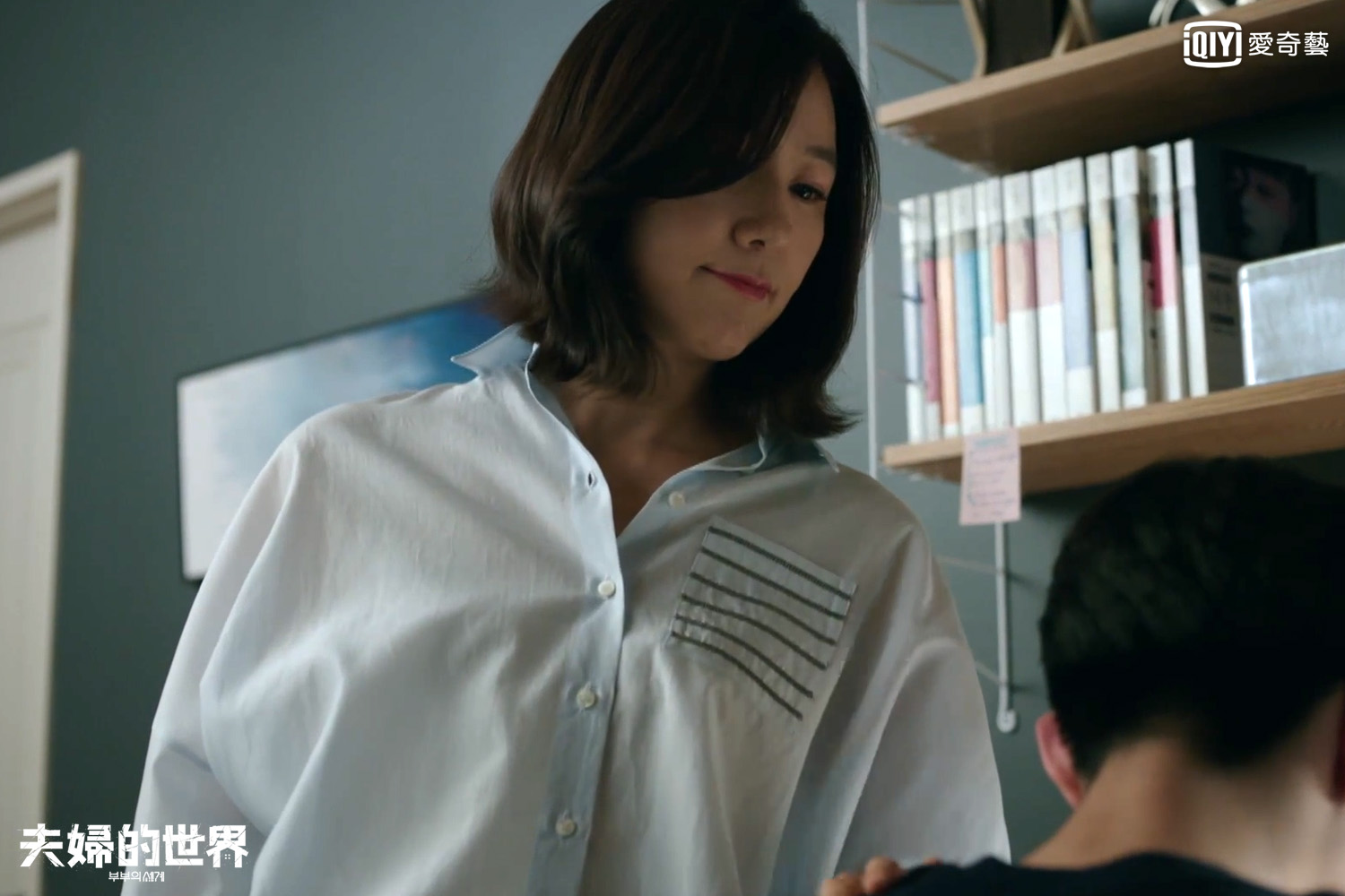 金喜愛在《夫婦的世界》中，穿著Brunello Cucinelli的Molini府綢襯衫。（愛奇藝台灣站提供）