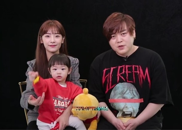 文熙俊與前Crayon Pop昭燏於2017年結婚,文熙俊因否認先有後婚,遭到粉絲抵制。(網路圖片)