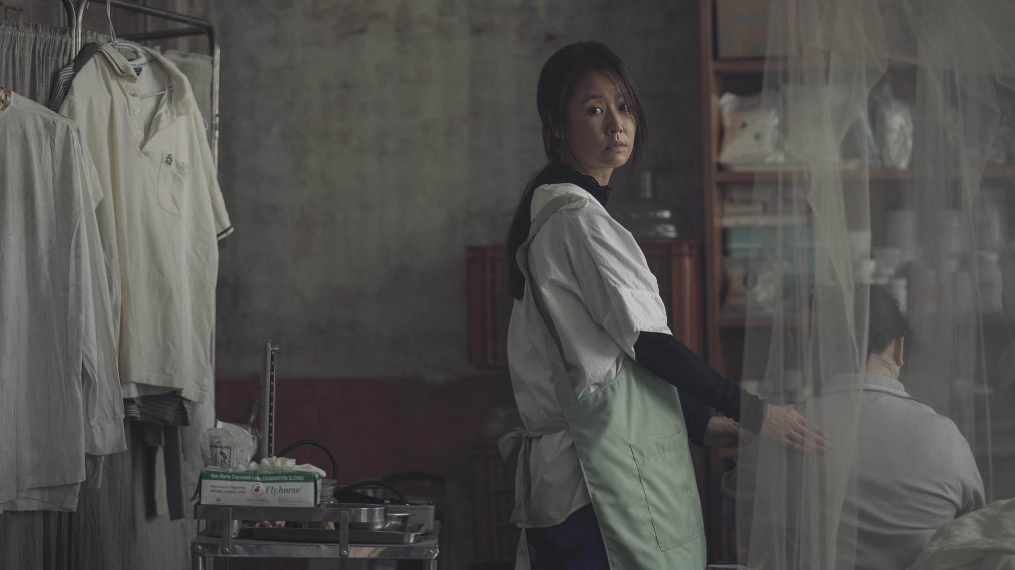 林心如在《誰是被害者》中素顏演出醫院清潔工。（Netflix提供）