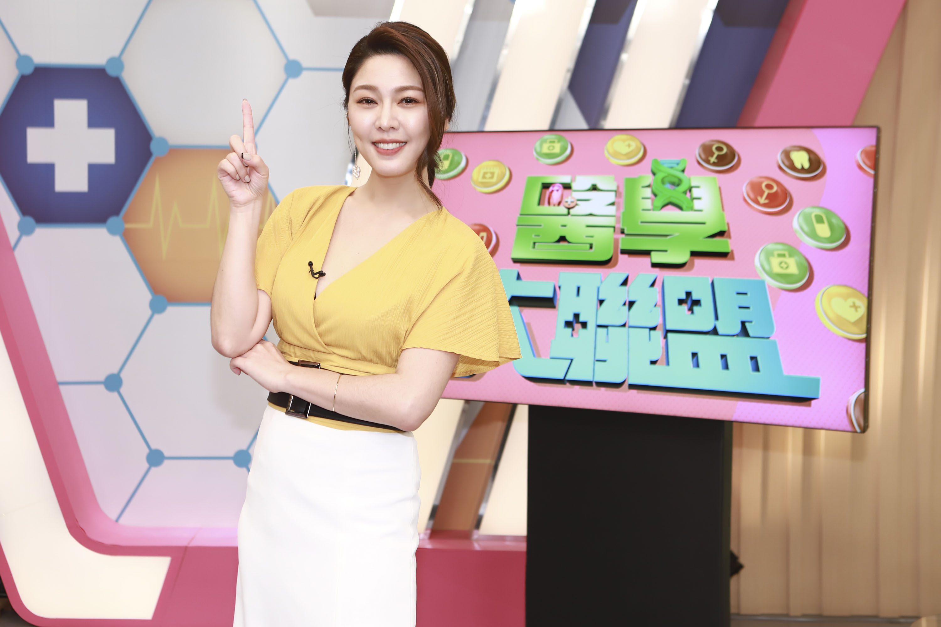 白家綺上節目《醫學大聯盟》講解醫學新知，流利的口條與節奏讓所有觀眾為之驚豔。（民視提供）