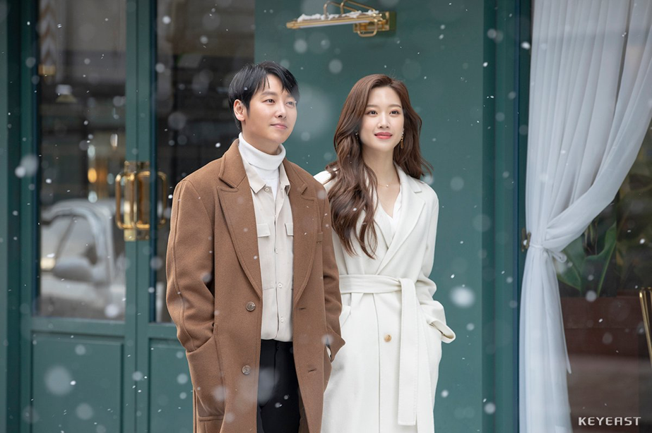 金東旭（左）與文佳煐（右）在《那個男人的記憶法》一個因忘不了感到痛苦，另一個則因遺忘了重要的回憶而感到迷惘。（翻攝自KEYEAST）