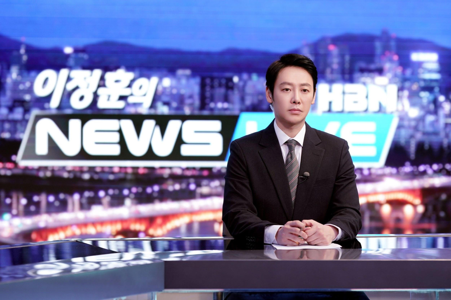 金東旭在《那個男人的記憶法》飾演罹患超憶症的新聞主播,心裡深處藏著一段悲傷的過往。(LINE TV提供)