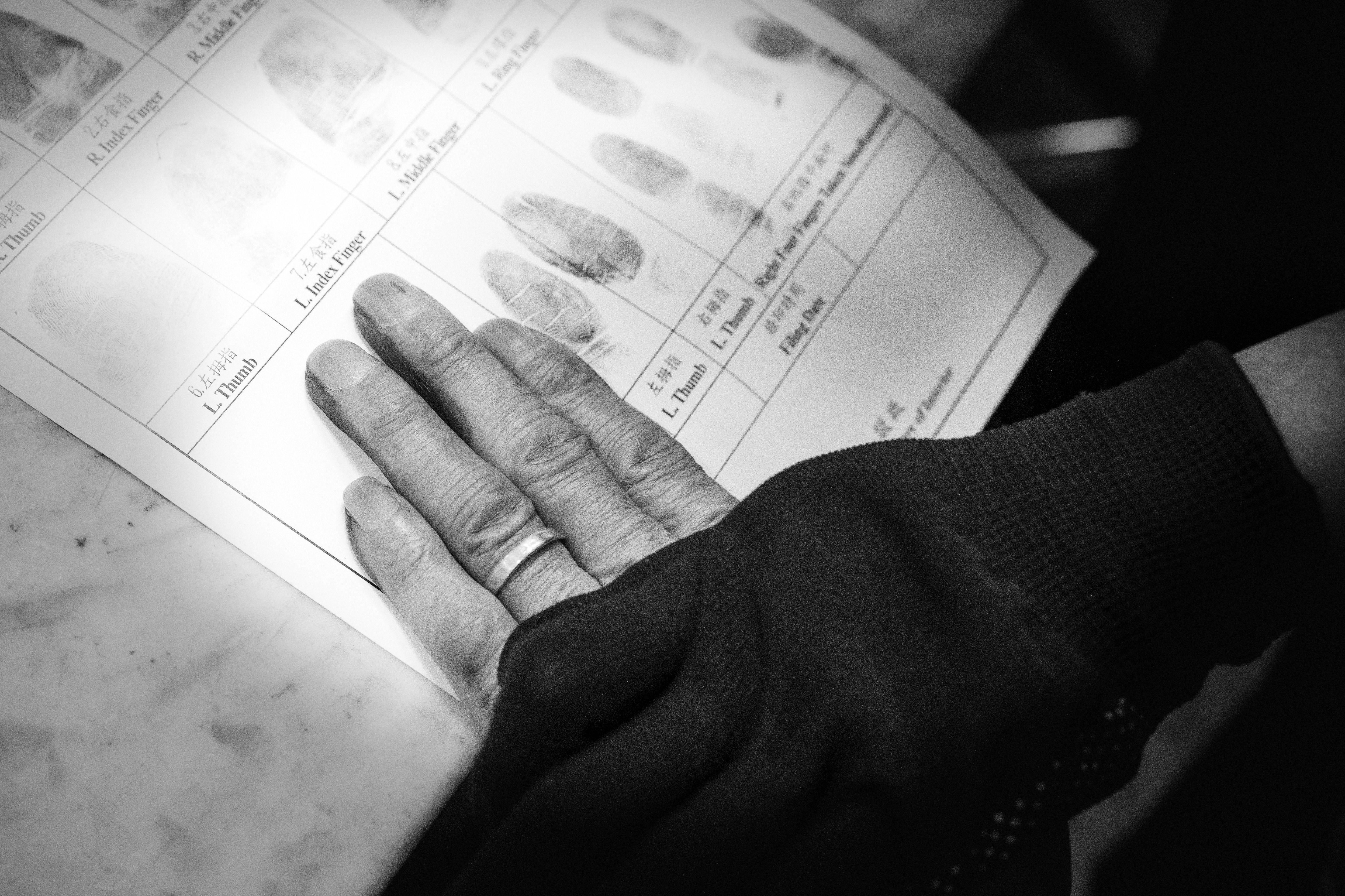 今年四月，林榮基為了申請在台灣居留，前往移民署按指紋。依照程序，他必須把指紋寄回香港，而香港警署會核發良民證給他。但他不確定港府是否會核發良民證。 