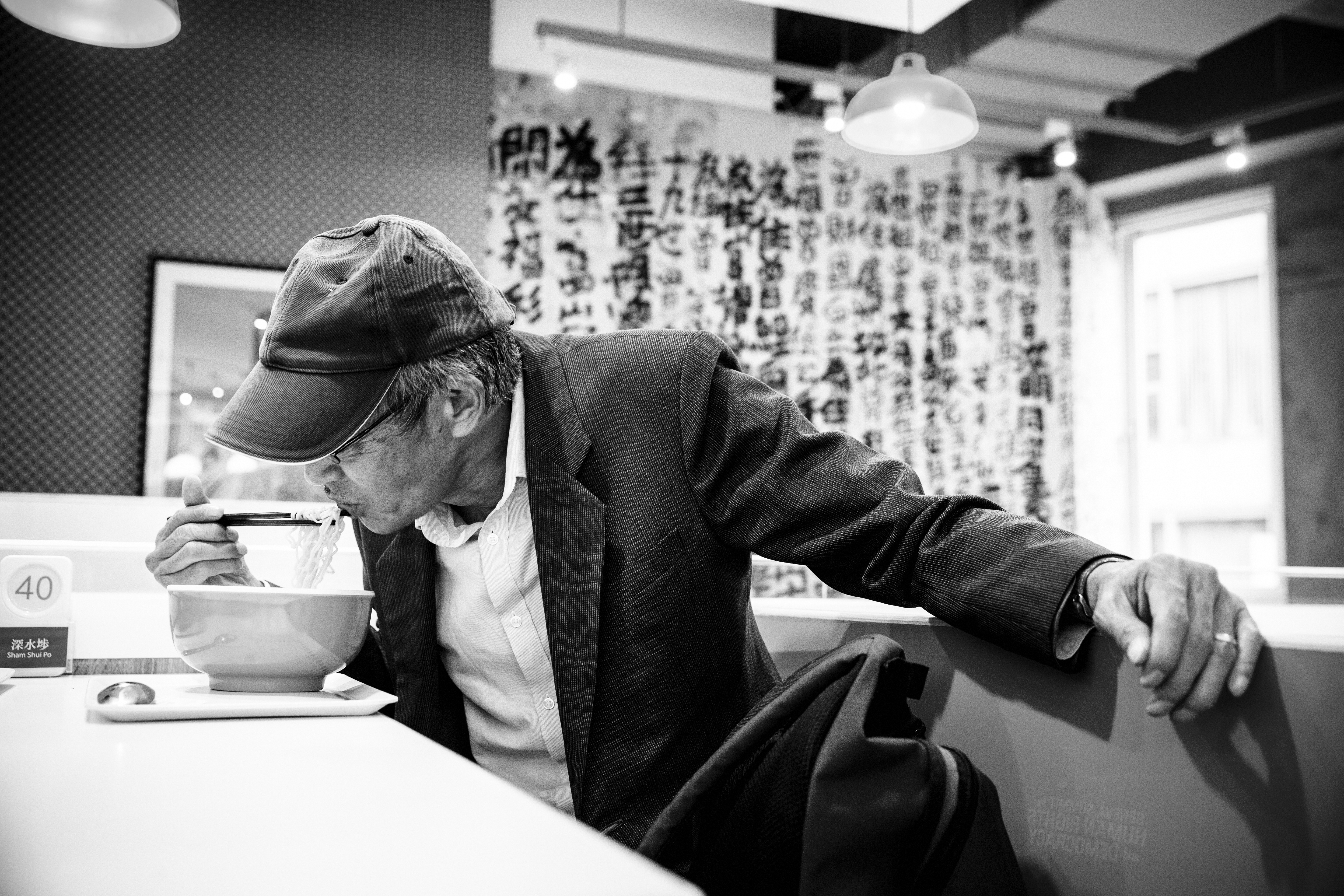去年五月，林榮基接受我們的採訪，結束後在西門町附近的香港餐廳吃麵。港式餐蛋麵仍是他的鄉愁。