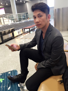 張朝崵長相帥氣，自稱是一家資訊公司CEO，專長是品牌策略規劃及執行，原本攻讀GF-EMBA是樁好事，未料，竟在酒後被控涉及對調查官伸出鹹豬手。（翻攝自網路）