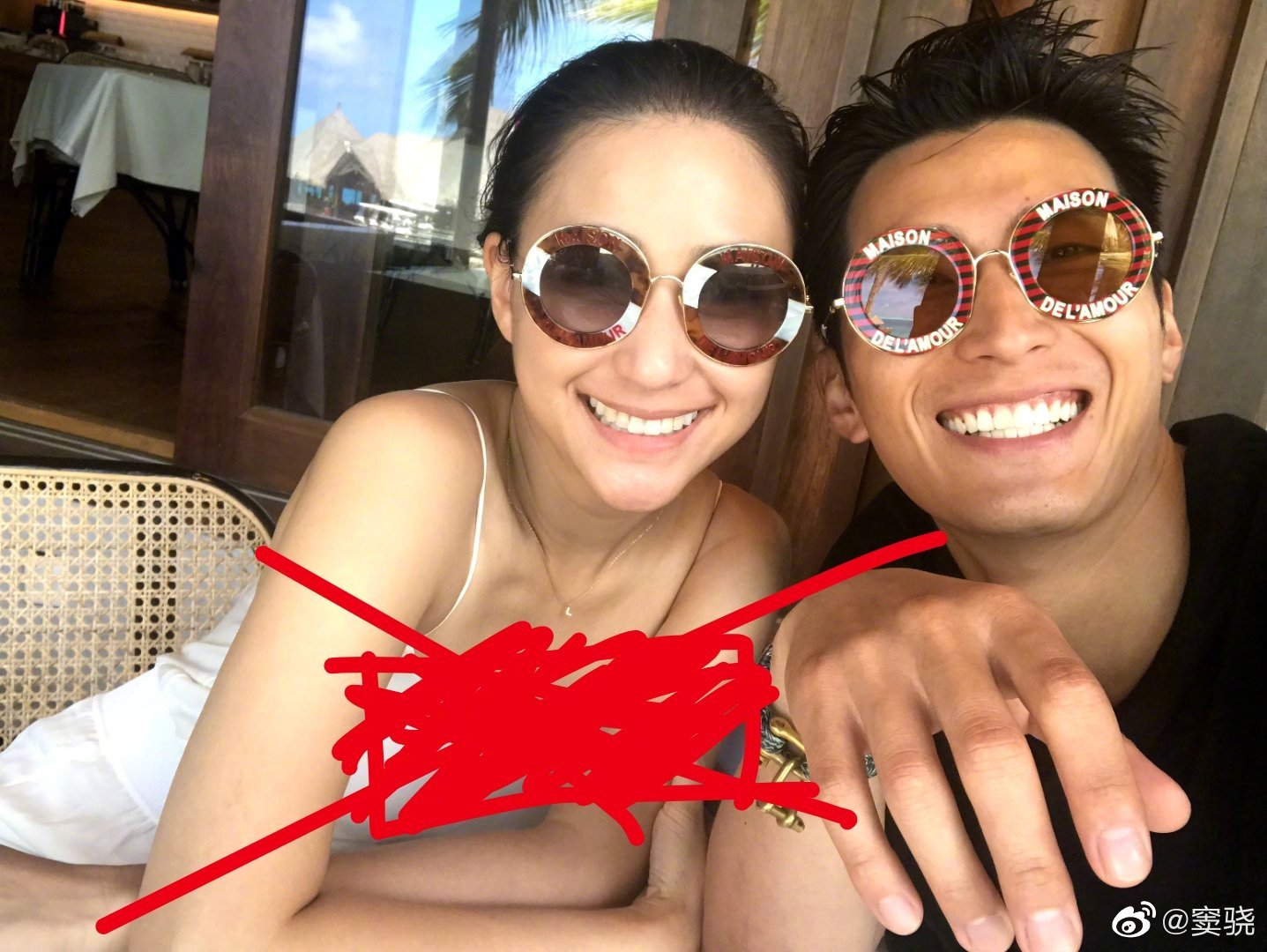 竇驍公開與何超蓮甜蜜合照，將她胸口馬賽克處理，讓網友大笑。（翻攝自竇驍微博）