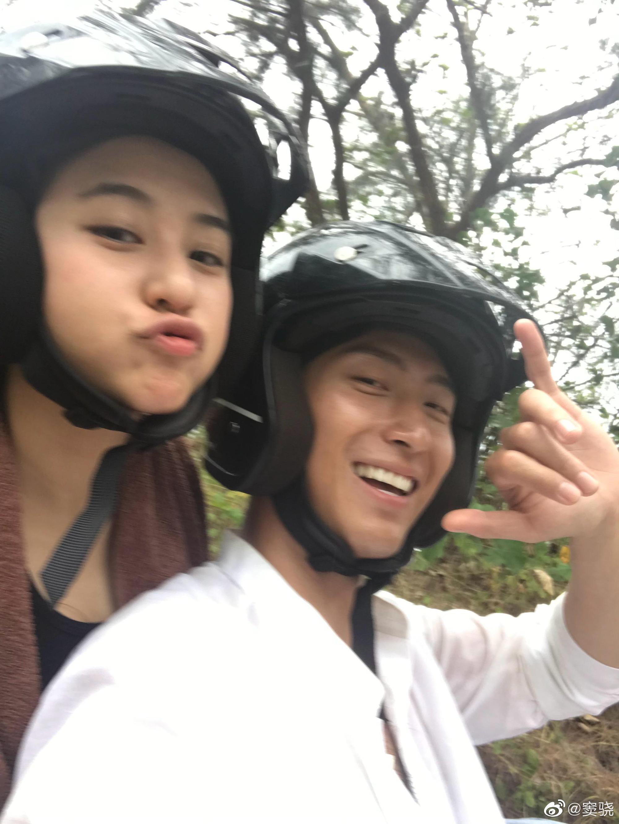 竇驍與何超蓮黏TT，兩人到處旅遊。（翻攝自竇驍微博）