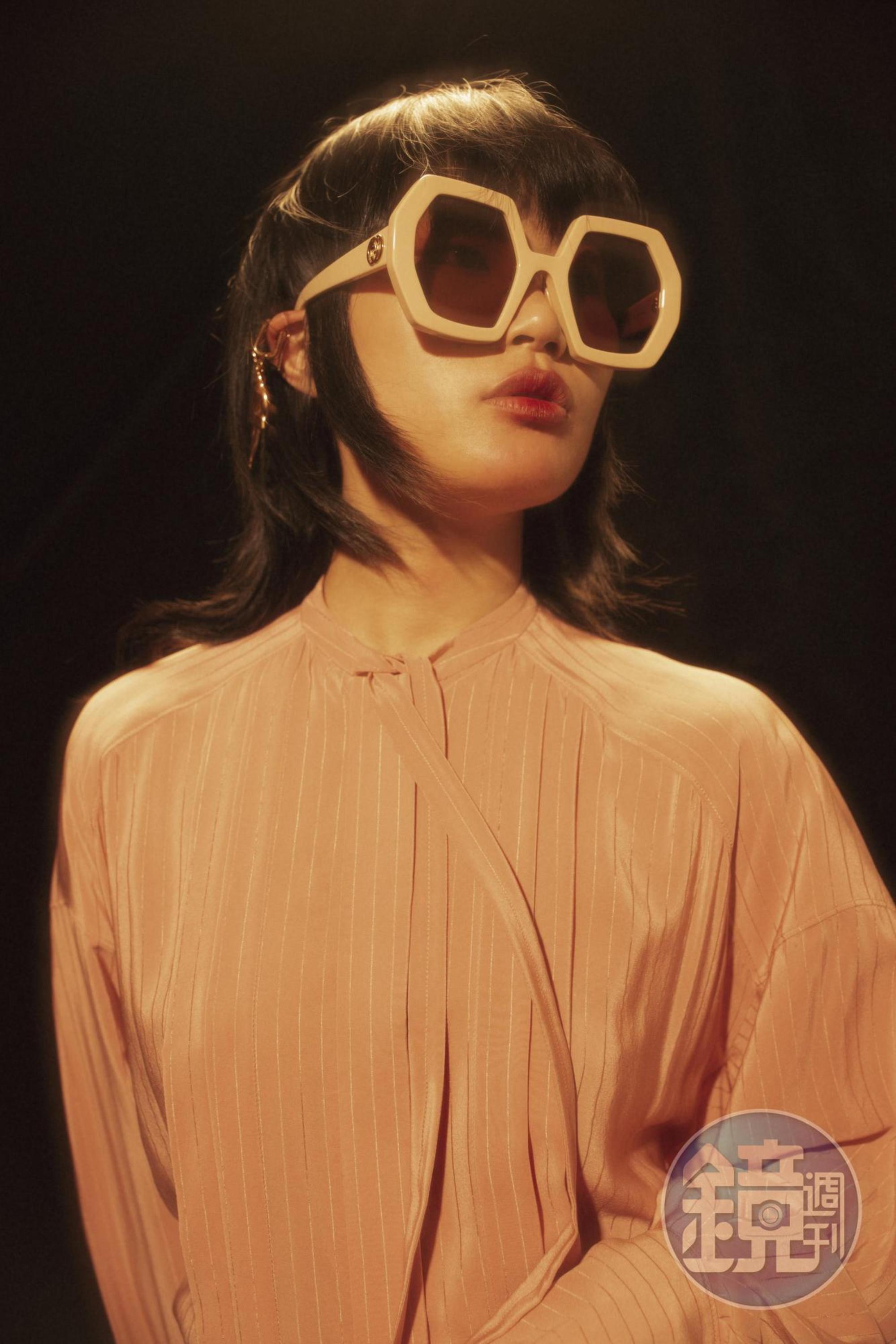 特大膠框太陽眼鏡 NT$17,000 by GUCCI、金色耳環 NT$14,100 by Chloé、粉色繫帶洋裝 NT$114,600  by Chloé。
