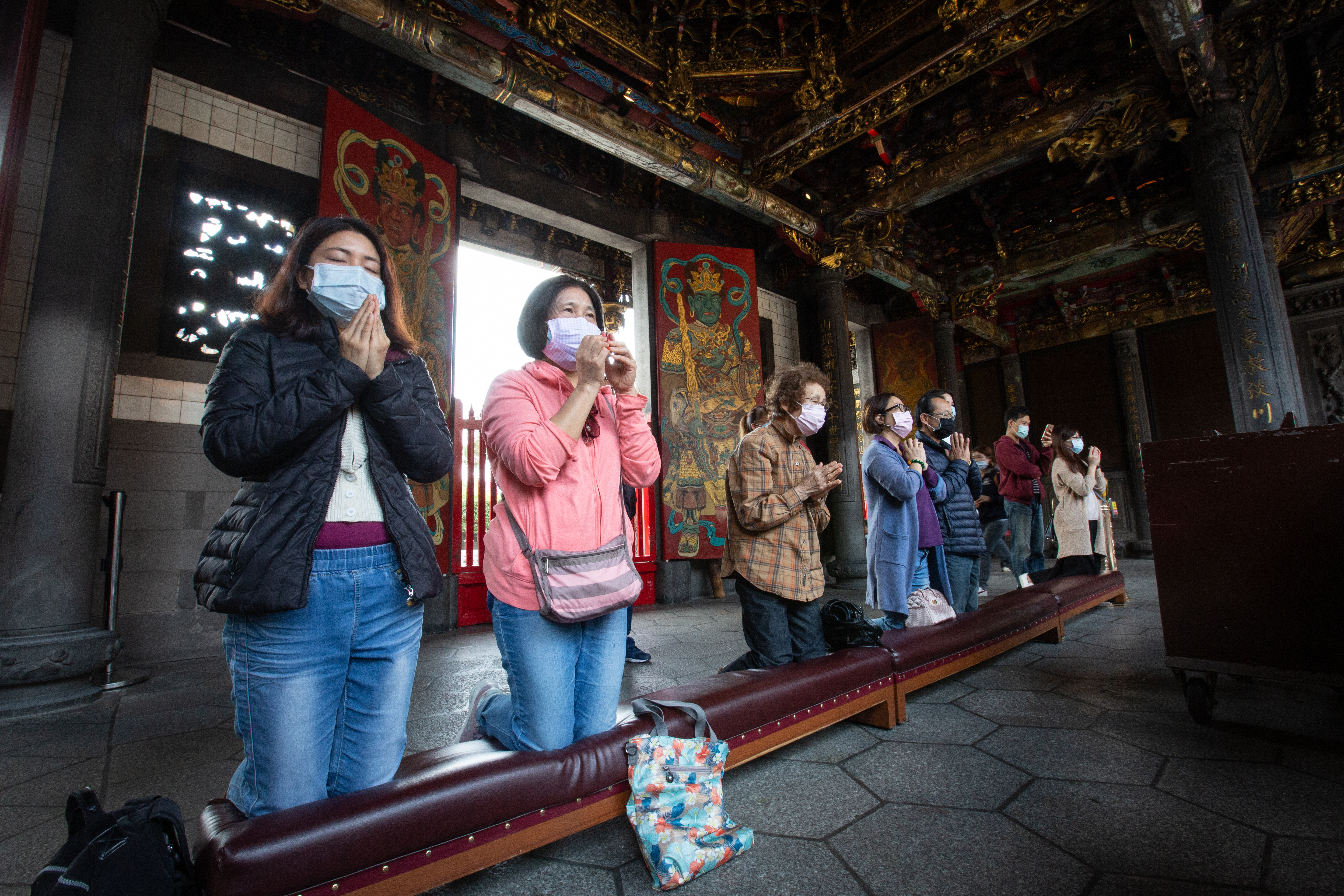 苦苓在臉書po文分析，大家都戴著口罩的背後原因，「是因為大家都願意忍受一時的不便，為了保護自己，也為了保護別人。」（本刊資料照）
