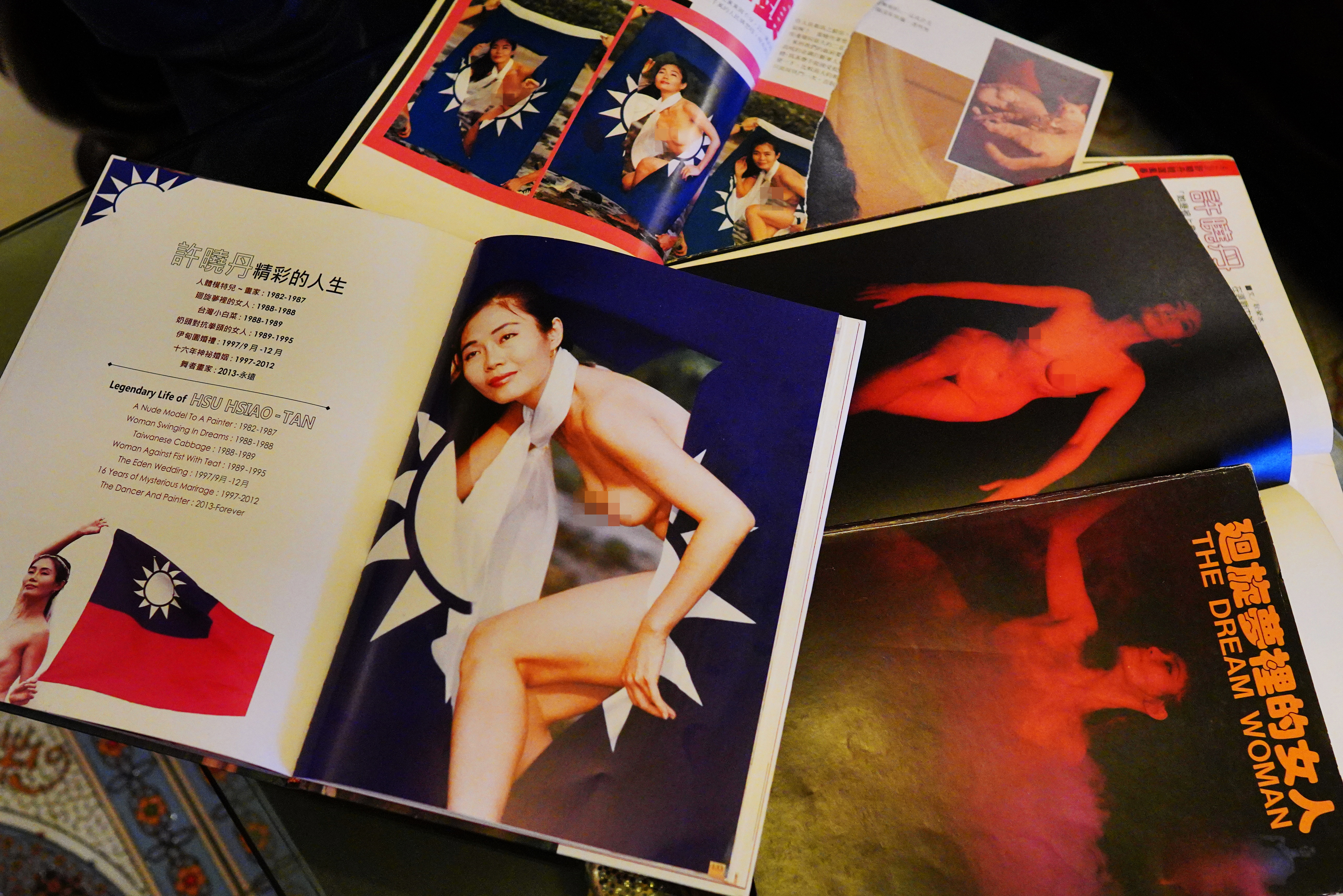 許曉丹以乳頭戳破國民黨黨徽的文宣照，當年沒有打碼就在高雄市巷弄流傳。