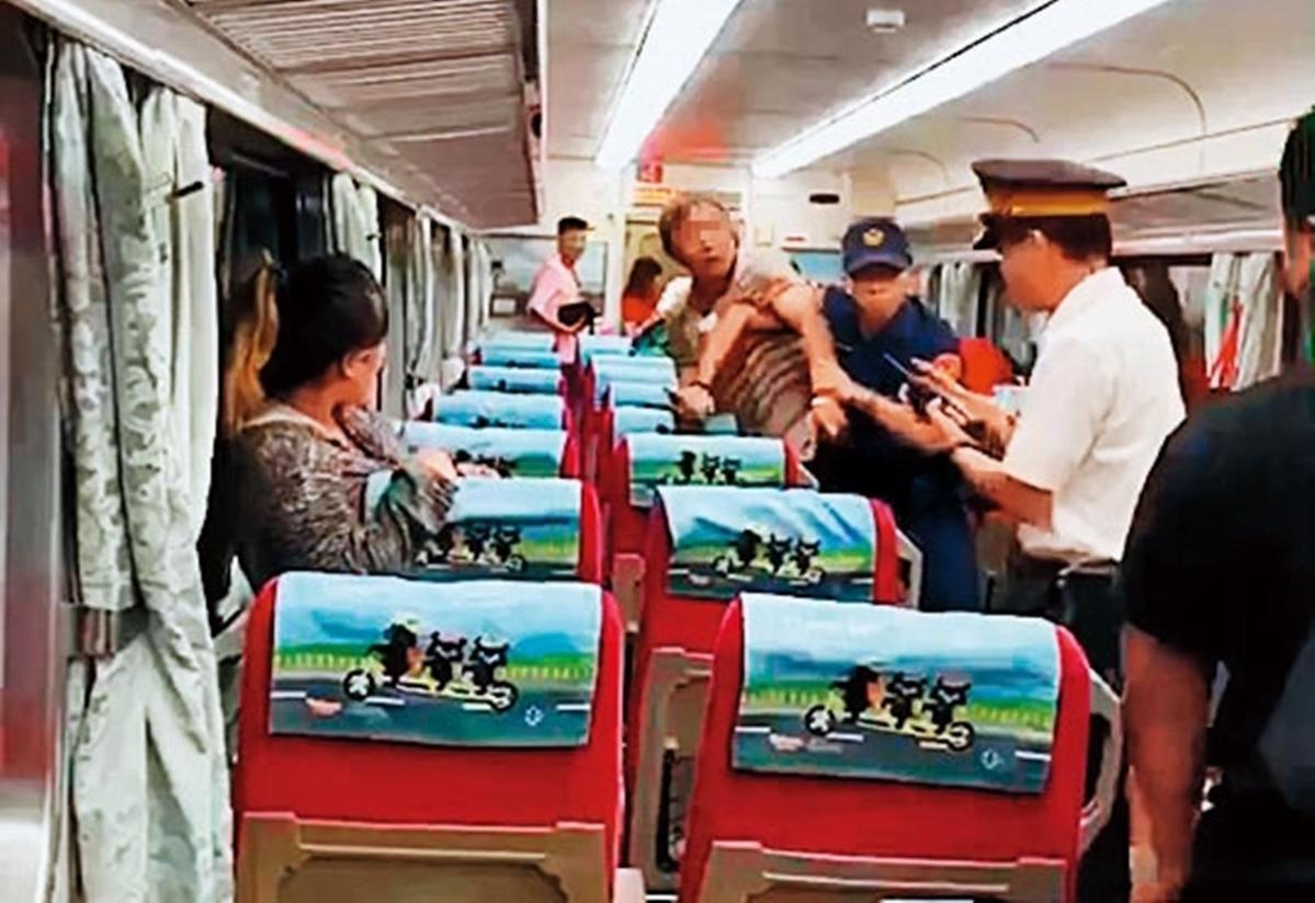 鐵路警察李承翰去年7月在自強號車廂與揮舞尖刀的鄭嫌扭打，不幸遭刺中腹部，送醫後不治。（翻攝畫面）