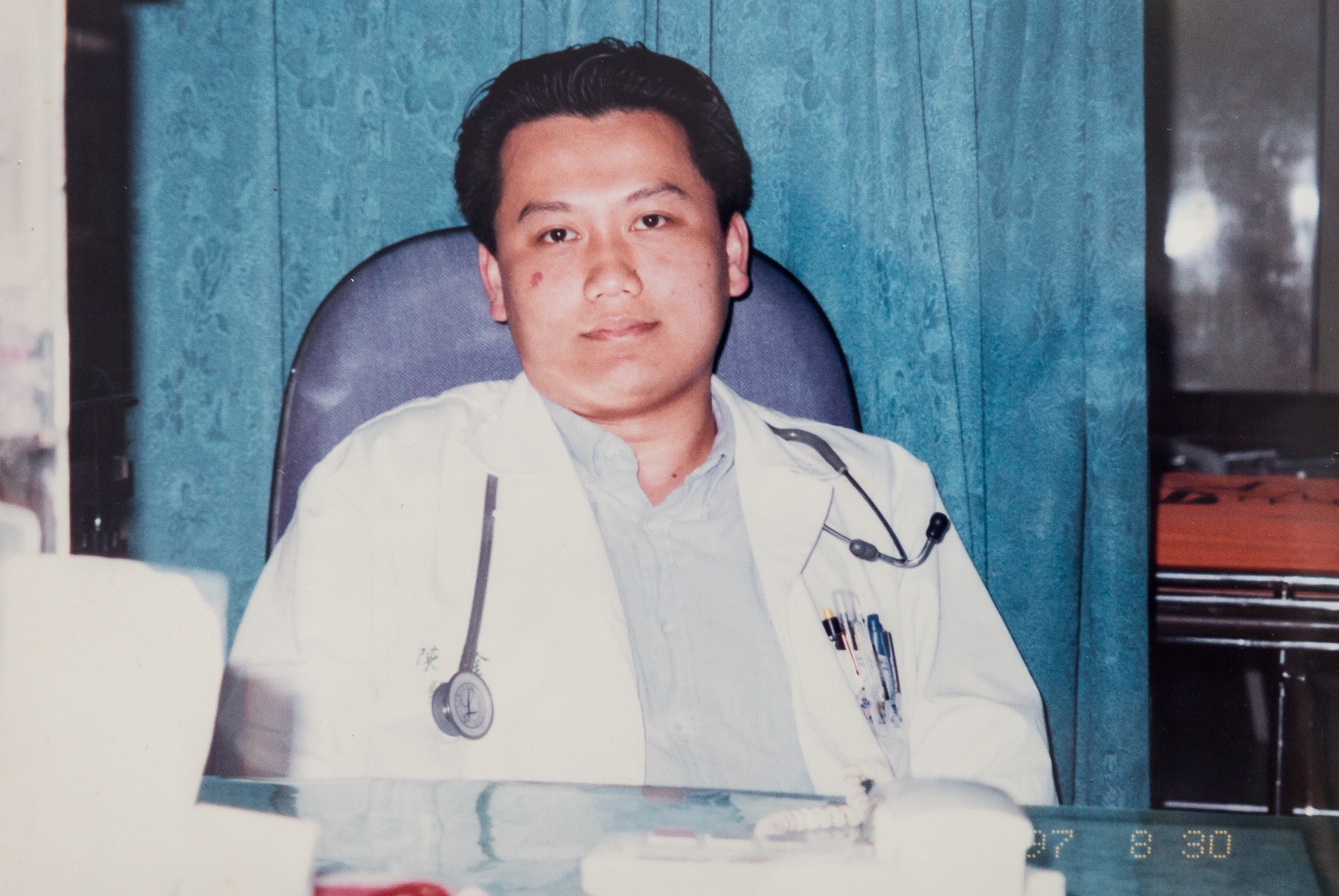 1998年陳志金於台大醫院擔任實習醫師（陳志金提供）