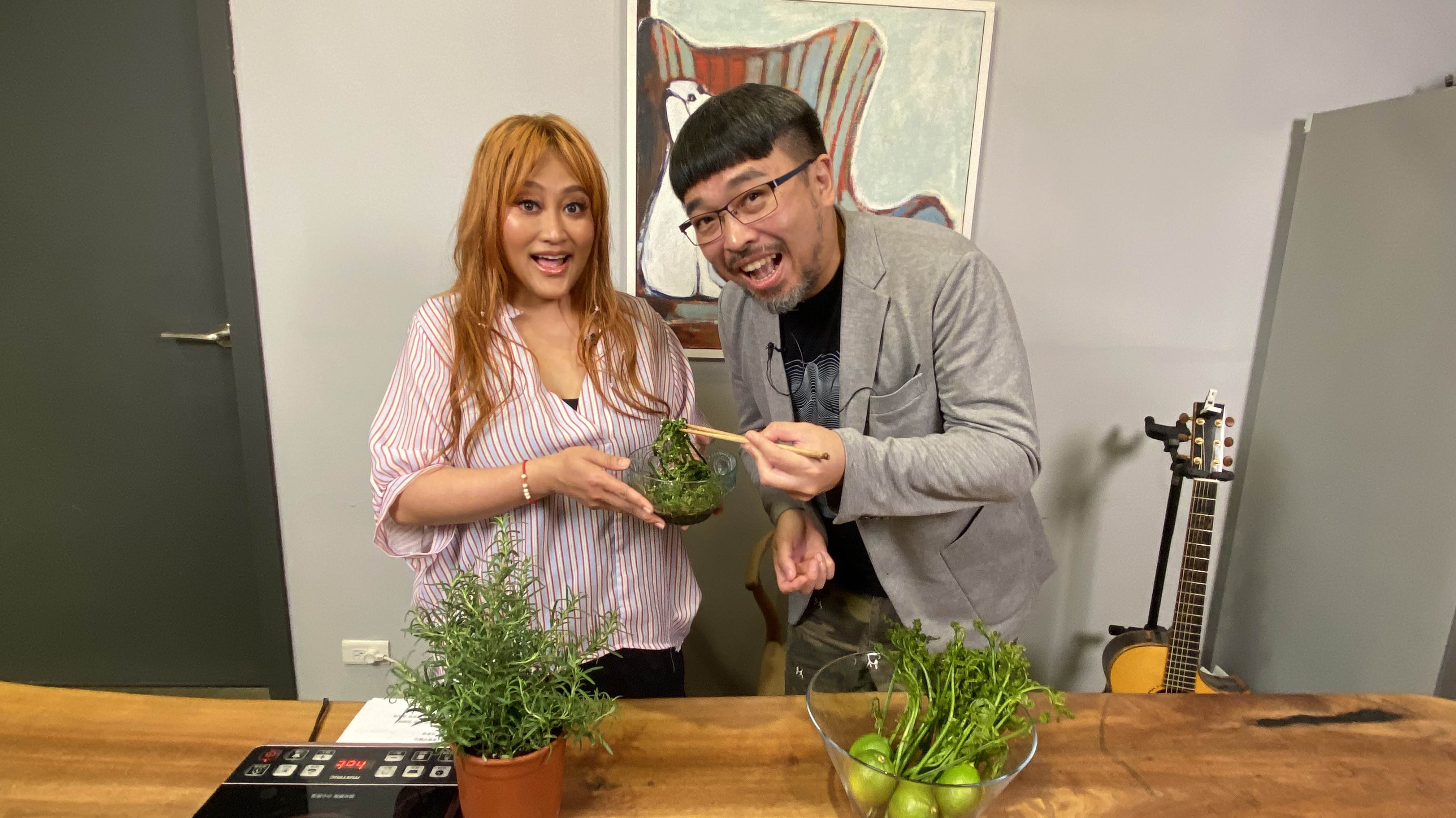 家家找來好友赤木彈吉他，她邊煮邊唱好快活。（相信音樂提供）