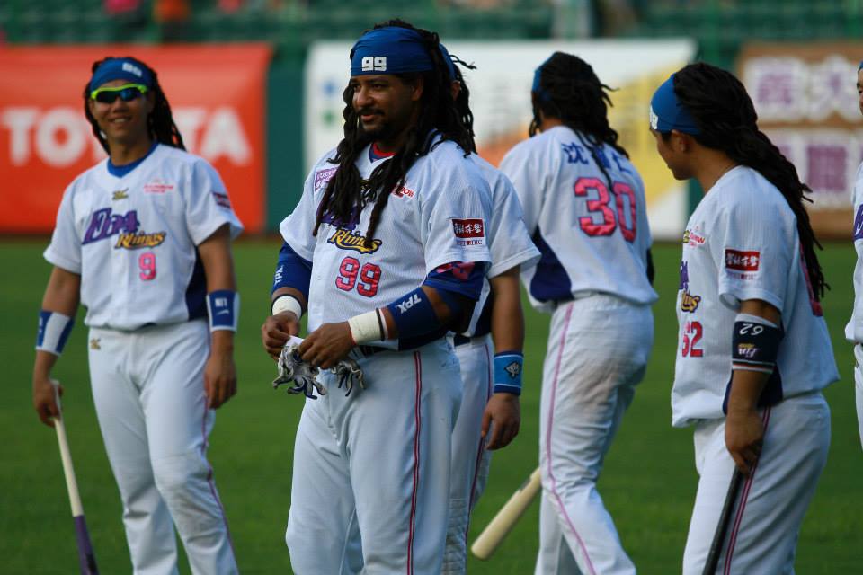 曼尼曾在2013年加盟義大犀牛隊，當時為曼尼慶生，球員紛紛戴上曼尼招牌假髮。（翻攝自義大犀牛職棒隊粉絲專頁）