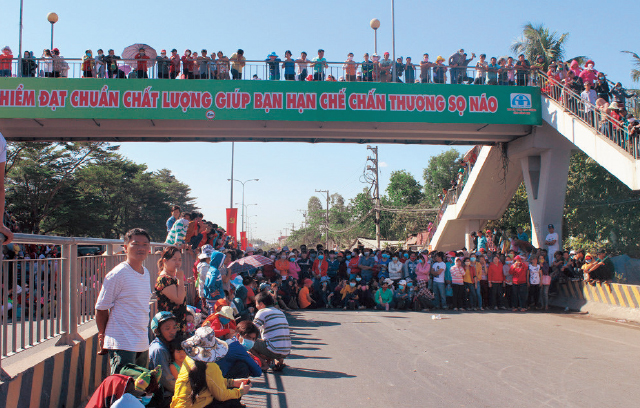 鞋王寶成面對疫情衝擊，祭出無薪假等措施，引爆員工不滿向本刊爆料。 （越南青年報）