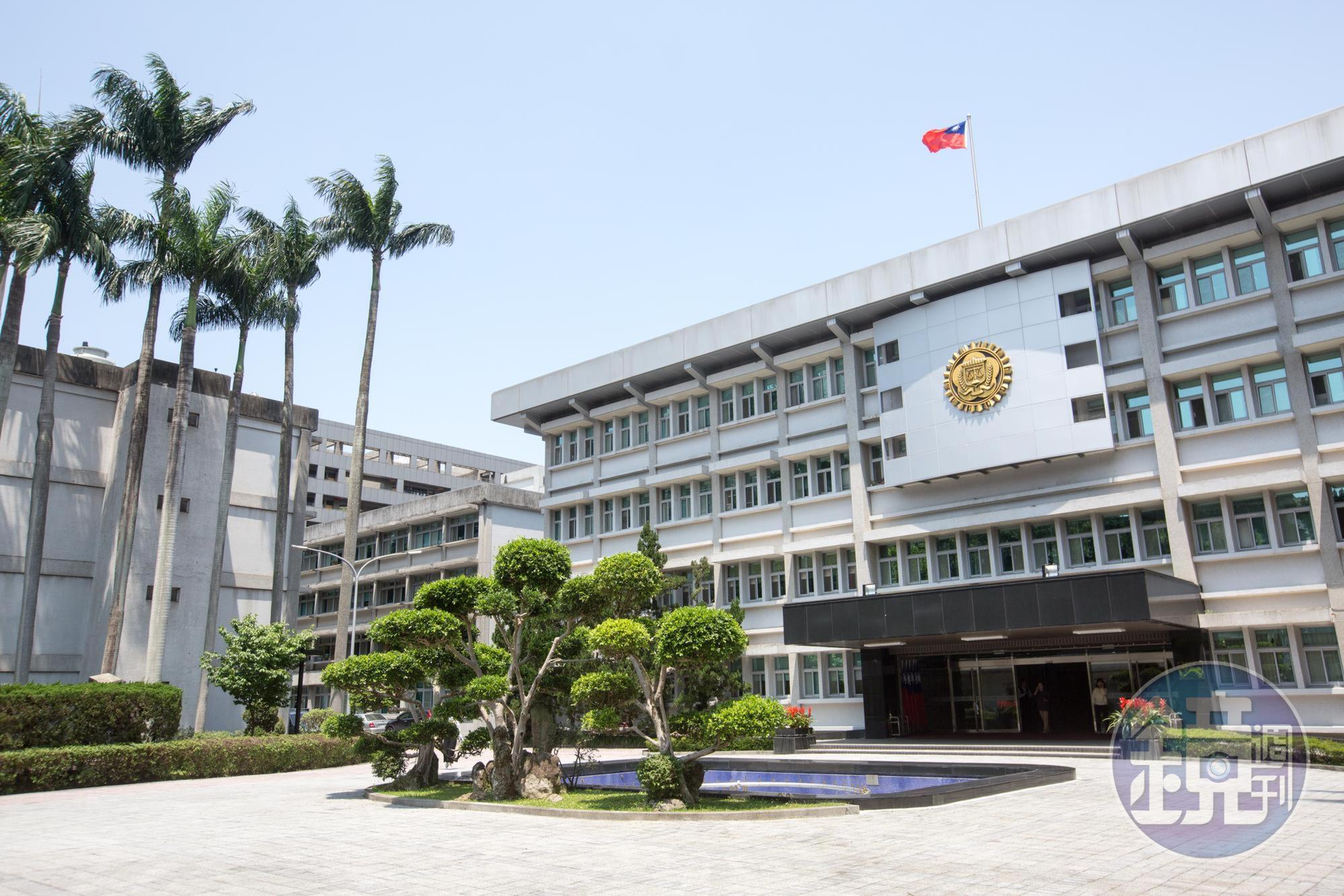 假博弈真吸金2億元落跑,調查局大門在菲國逮人押解回台。
