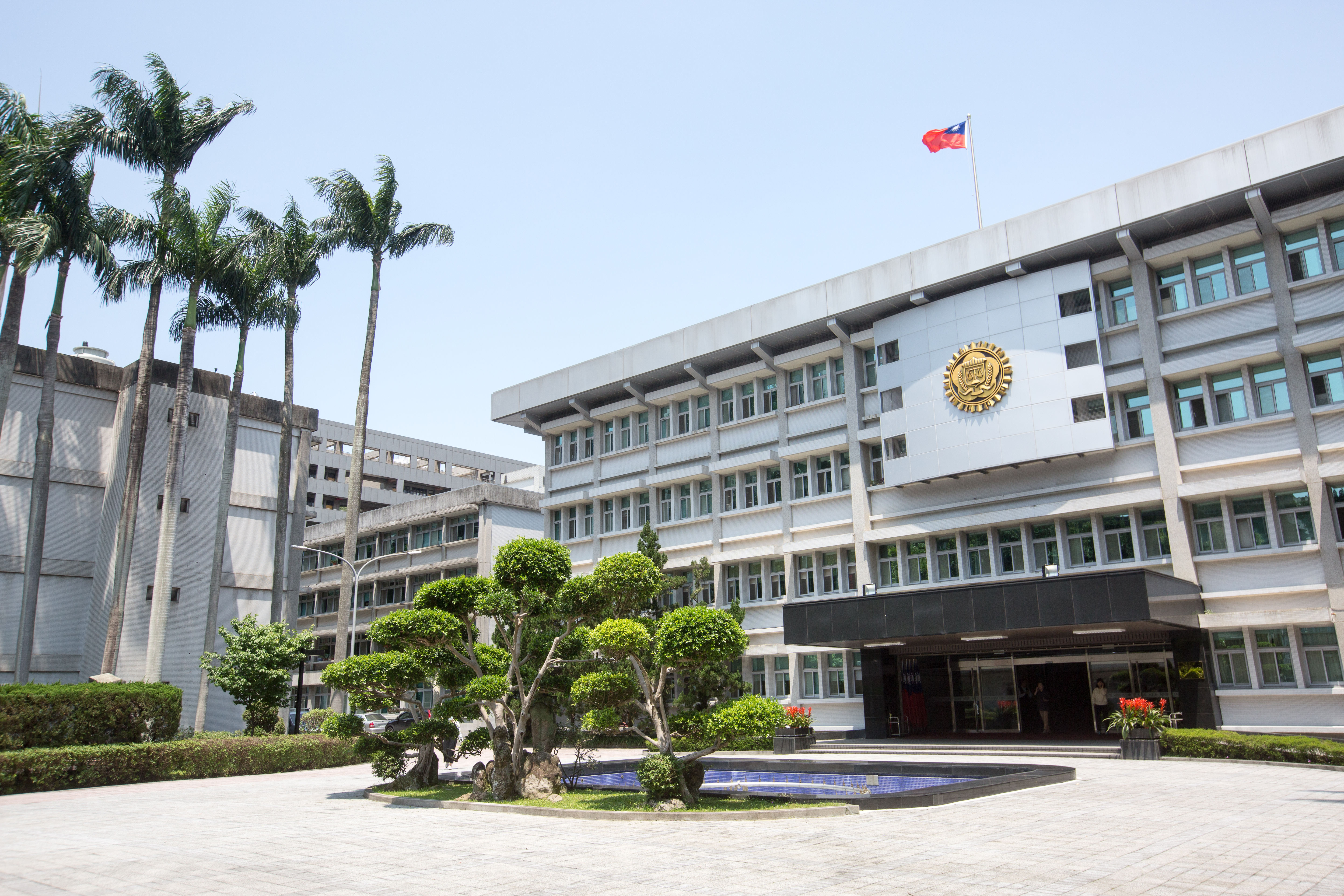 假博弈真吸金2億元落跑，調查局大門在菲國逮人押解回台。