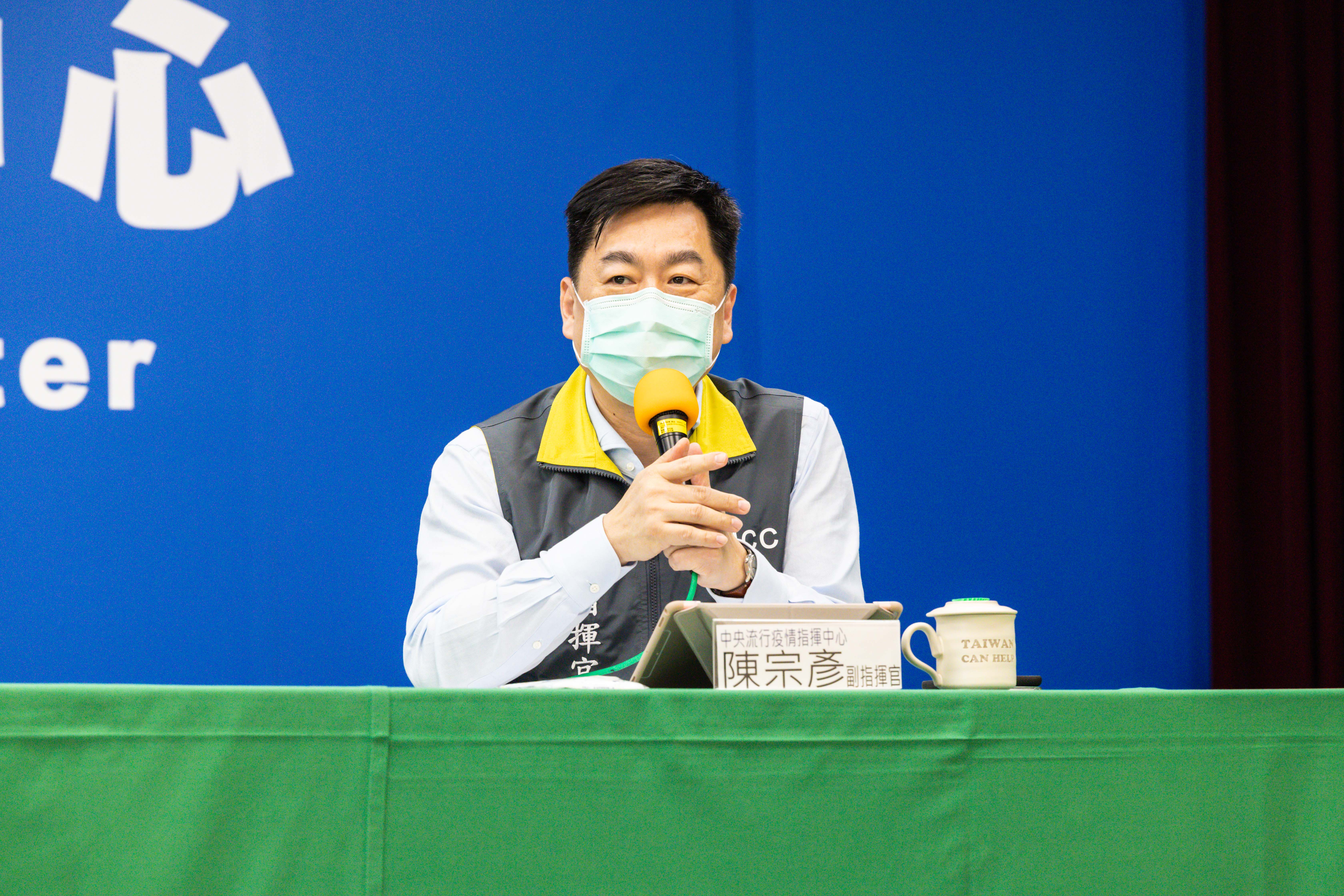 陳宗彥推銷台南花農的「火鶴」,也可於母親節當作送禮之一。(中央流行疫情指揮中心提供)