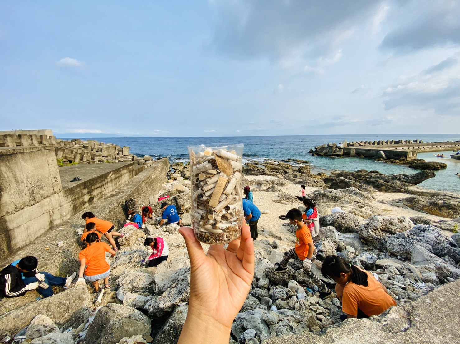 小琉球海邊撿菸蒂，不到幾分鐘就能撿出這麼多！