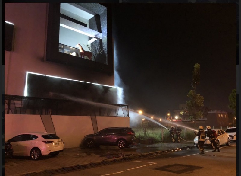 張男涉嫌縱火燒摩鐵,引發大火濃煙密布。(消防局提供)