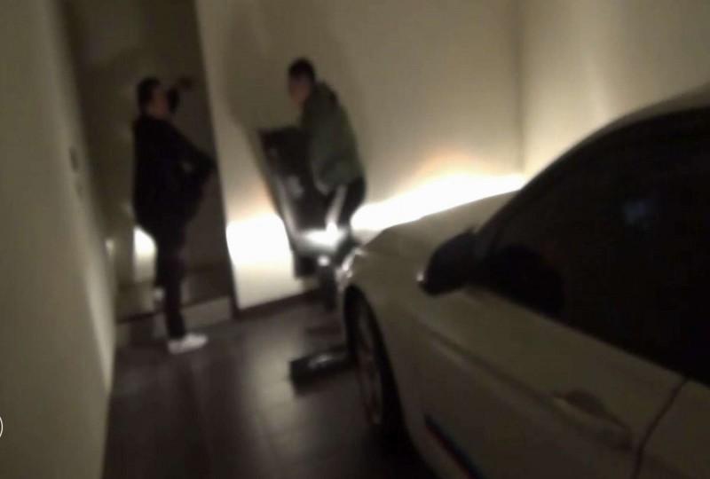 警方在摩鐵準備攻堅，不料張男涉嫌縱火燒摩鐵，與警方對峙。（讀者提供）