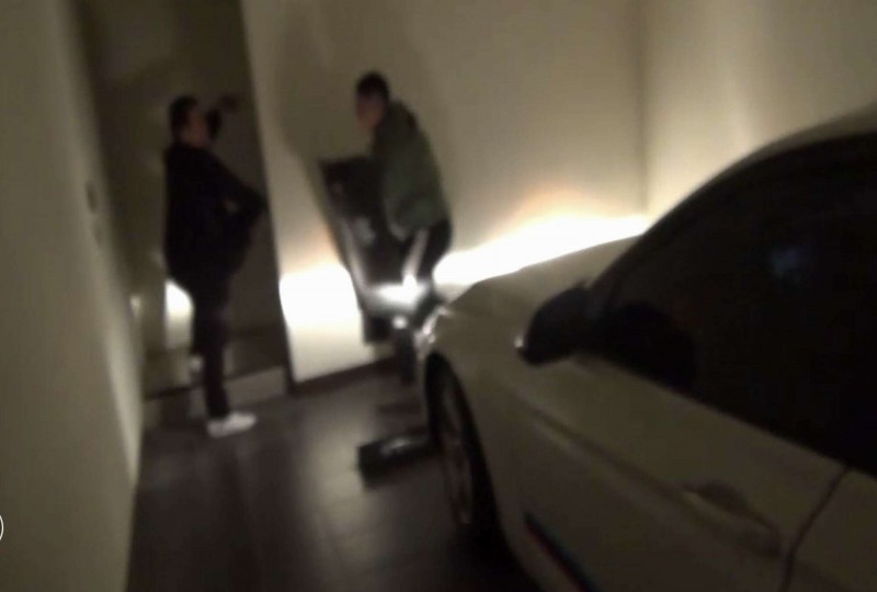 警方在摩鐵準備攻堅,不料張男涉嫌縱火燒摩鐵,與警方對峙。(讀者提供)