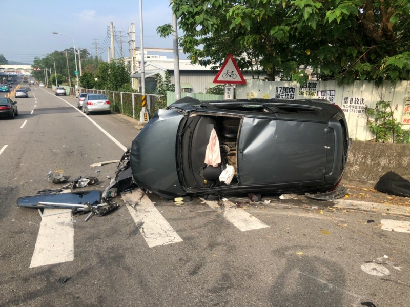 台13線苗栗段車禍 一部自小客車當街翻覆。（消防局提供）