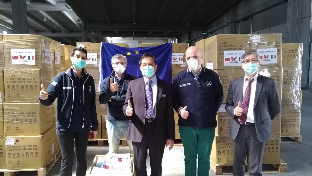 駐義大利代表李新穎日前代表政府捐贈50萬片口罩協助義大利抗疫。(翻攝自Taiwan in Italia臉書)