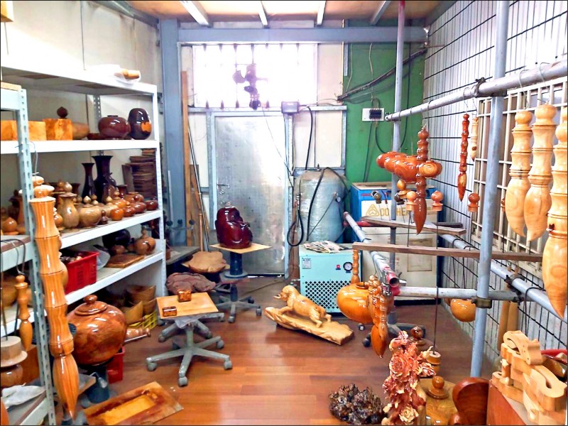 新竹檢警破獲山老鼠盜伐集團，不少遭盜伐珍貴林木已經被製成工藝品販售。（讀者提供）