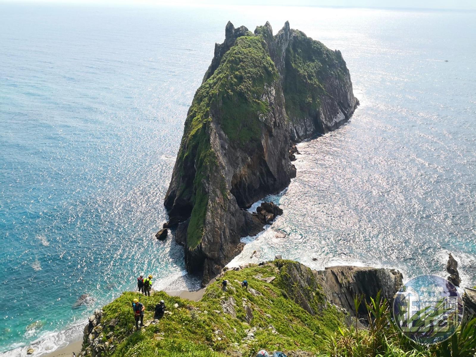 中央山脈由海上島礁「烏岩角」漸漸隆起，近年來相當受戶外玩家歡迎。
