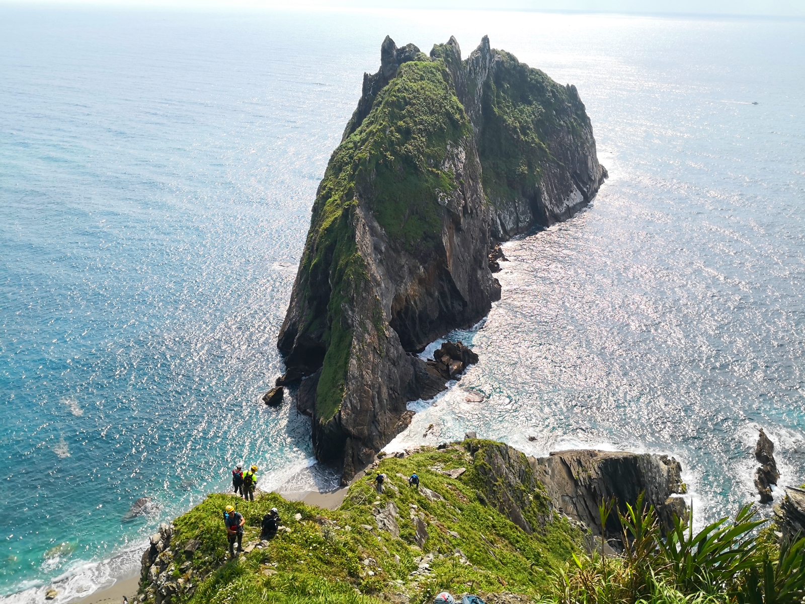 中央山脈由海上島礁「烏岩角」漸漸隆起，近年來相當受戶外玩家歡迎。