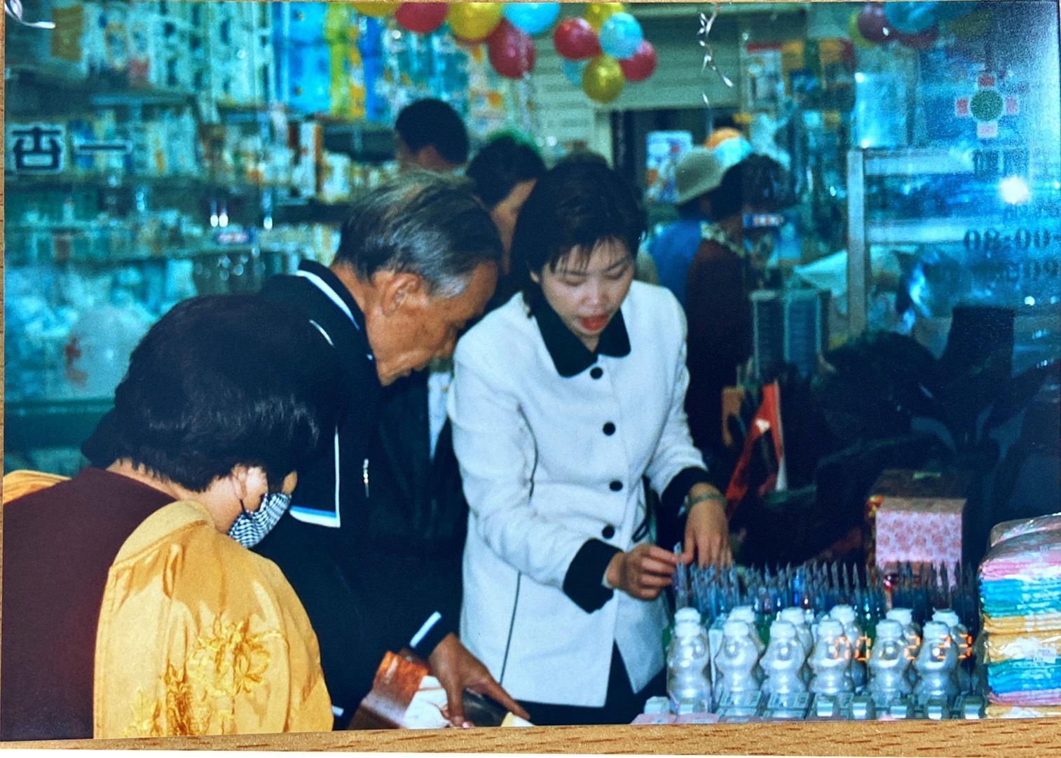 創業初期，陳麗如一人包辦採購、店員、送貨，凡事親力親為。（杏一提供）