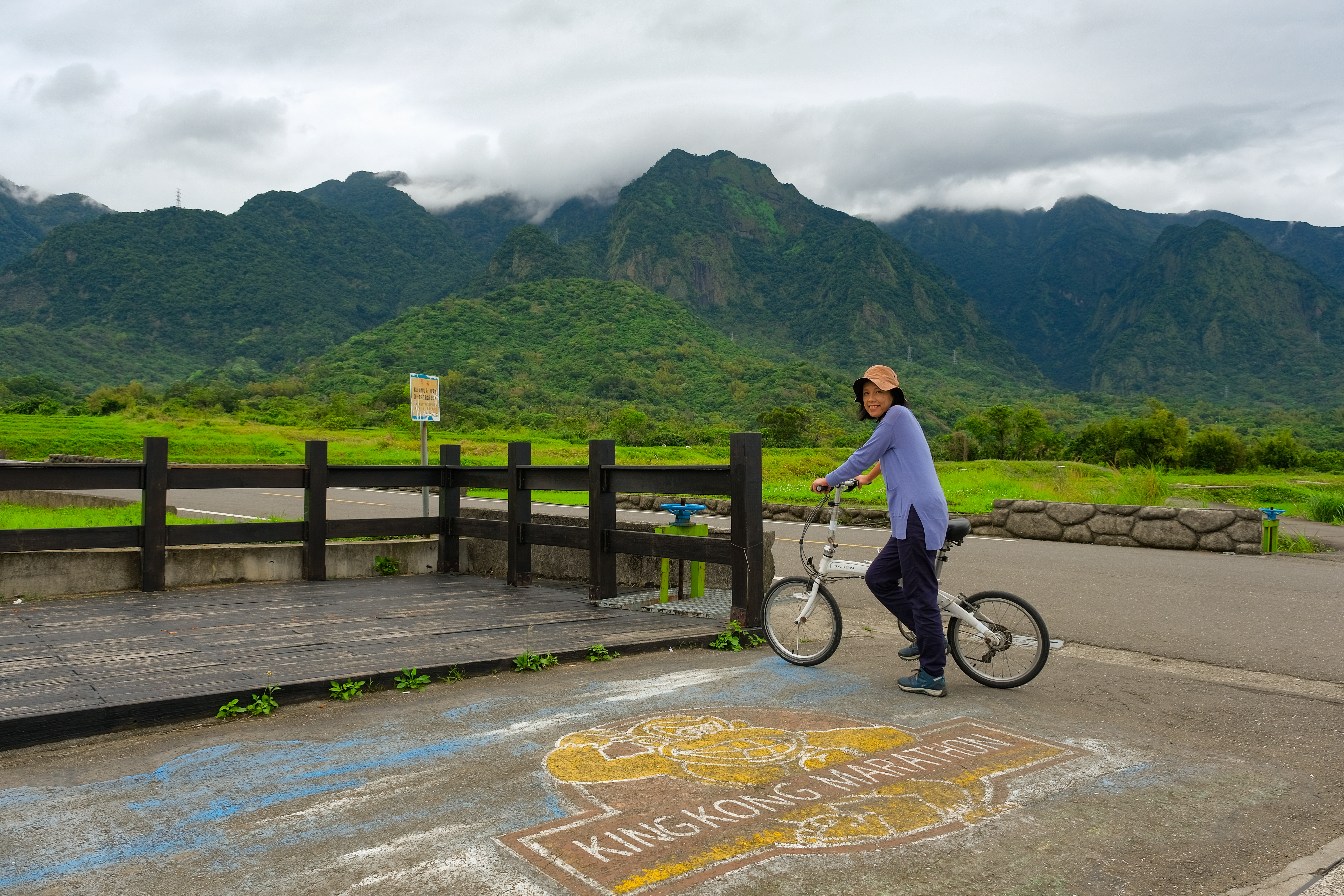 地上的彩繪圖騰，象徵就是遠方的金剛山，你找到在哪裡了嗎？