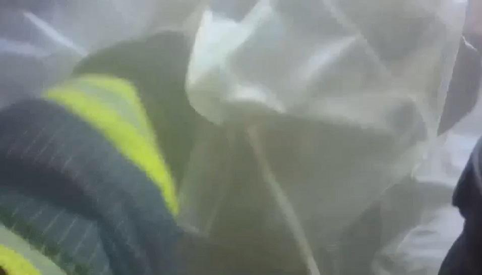 高嘉懋將自己所剩不多氧氣用共生面罩與受困者共用等待救援。(翻攝畫面)