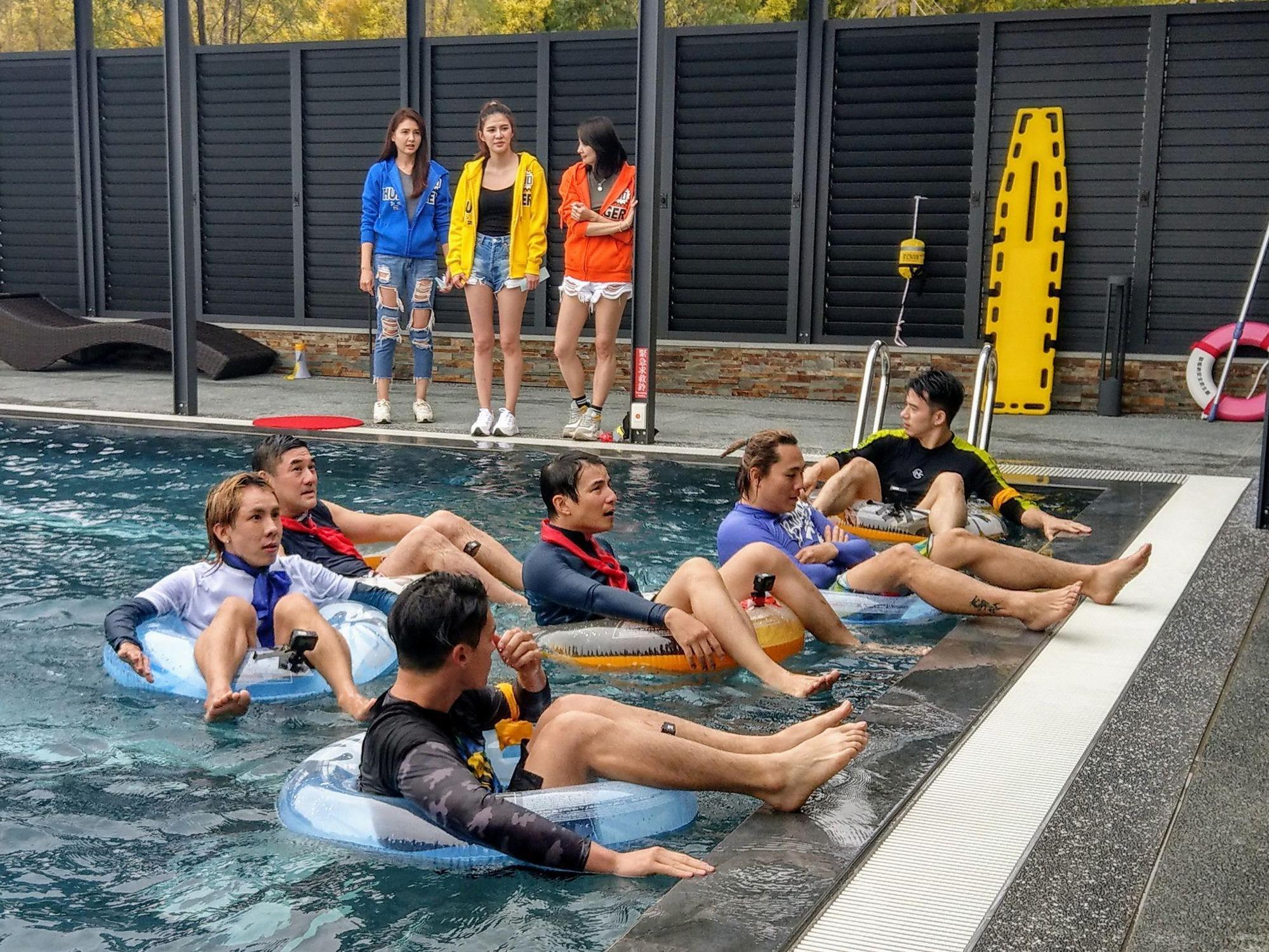 《飢餓遊戲》男明星不畏低溫泡冷水闖關玩遊戲許孟哲(左起)、林進、孫協志、吳大維、王仁甫、紀言愷沈韋汝、吳采臻、阿喜。(中視提供)