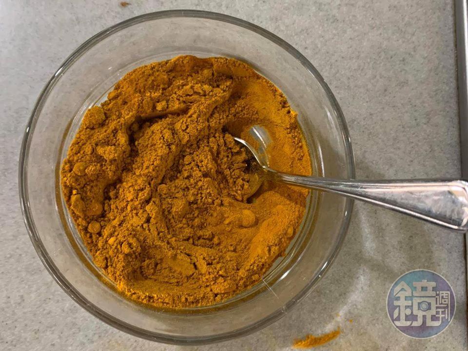 大量的薑黃粉與咖哩粉倒成一碗，比例約一半一半。