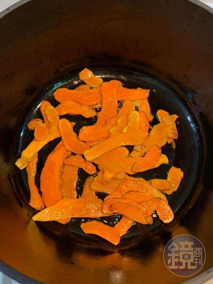 薑黃片要煎到發出香味。