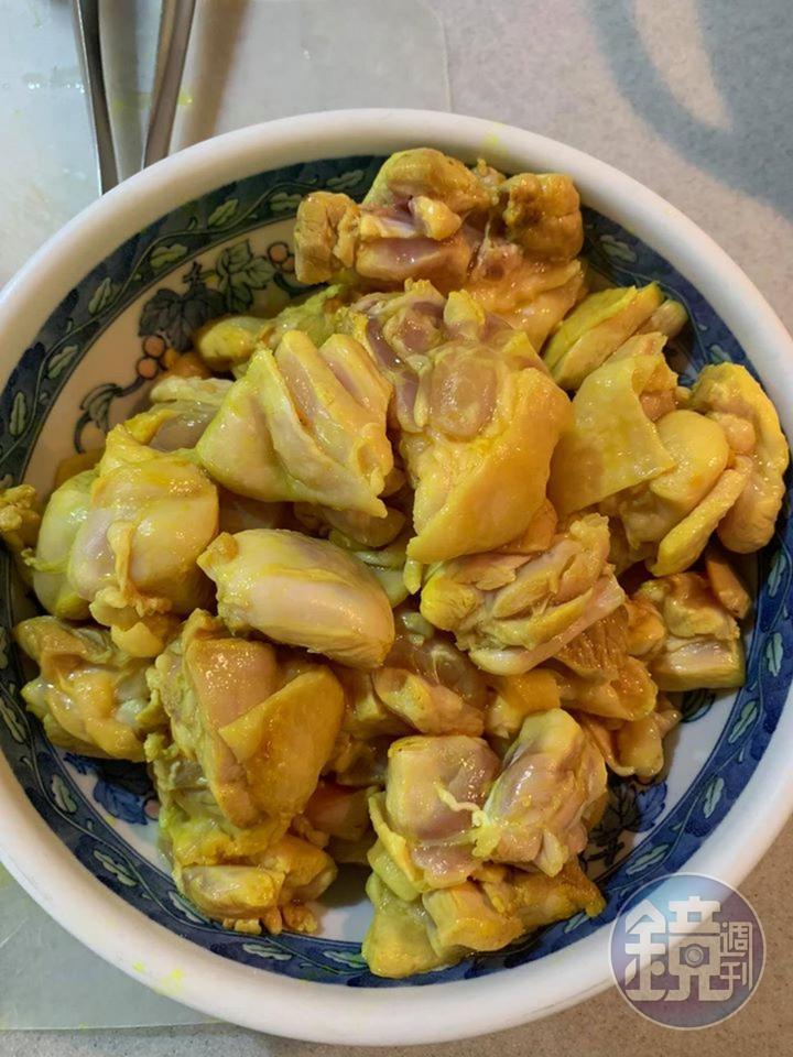 將染上微黃的雞塊取出放旁邊備用。