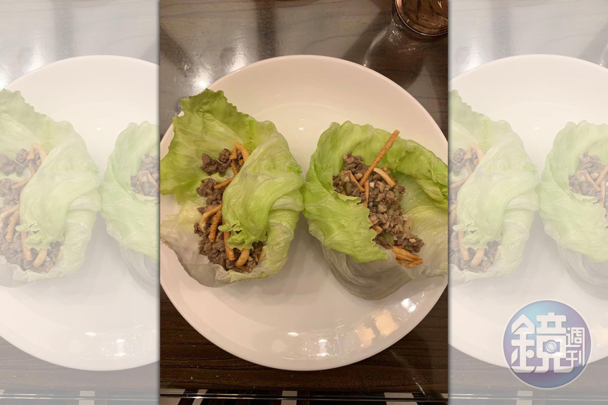 「生菜鴿鬆」是我小時候吃到的一道菜，也是半個世紀前的名菜，流傳至今也有了許多變化版本。