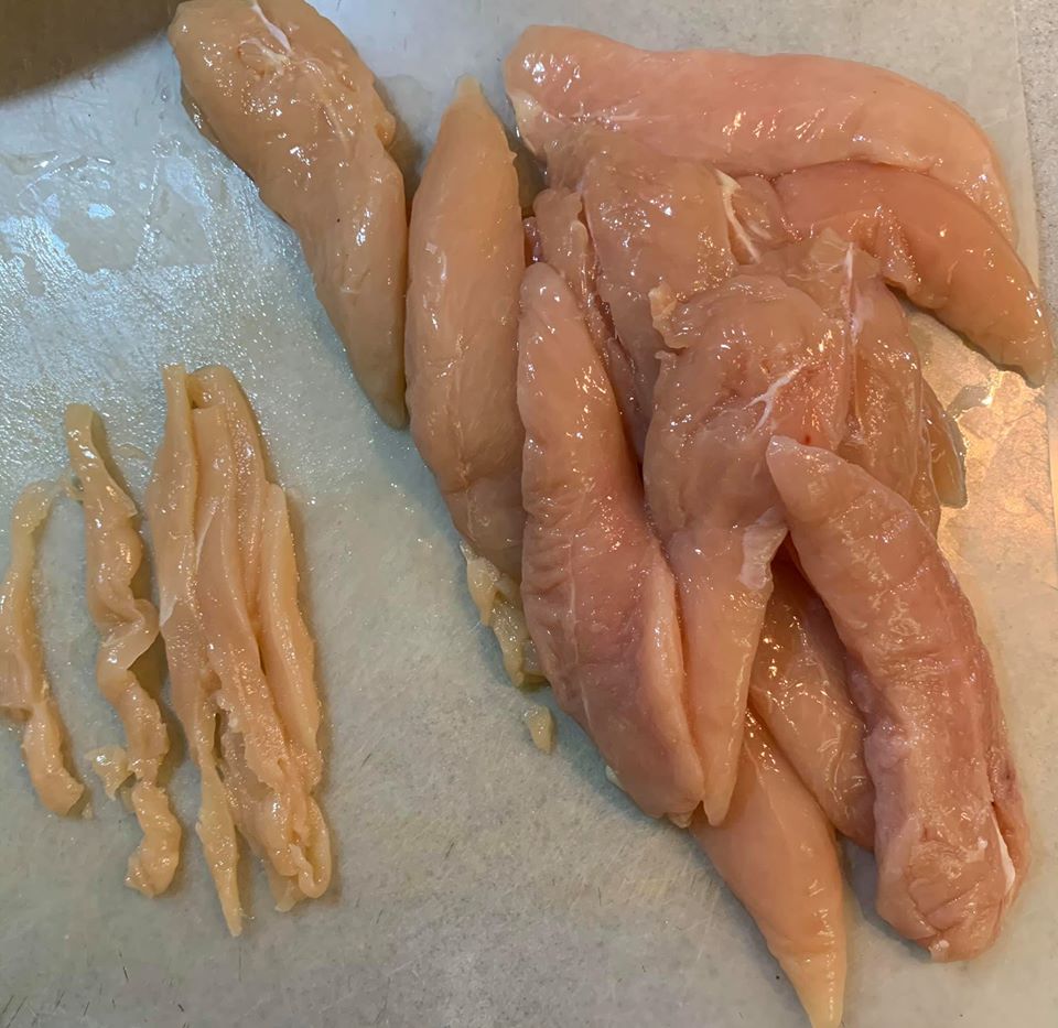 雞里肌肉要去筋,切粒。
