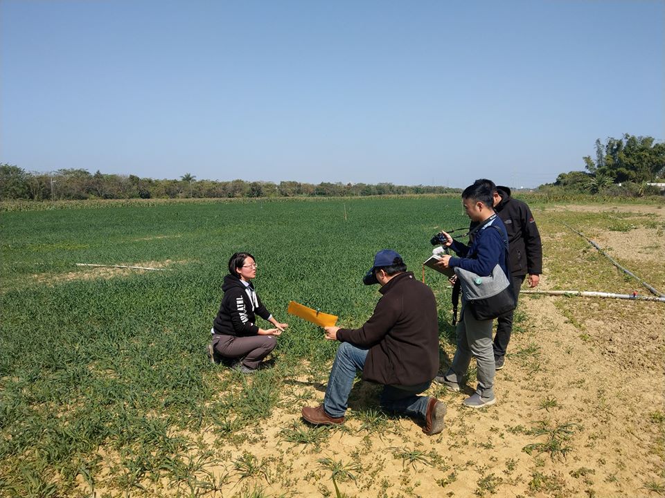 徐紫珊對著來訪的媒體記者大談7年辛苦的「有機之路」。（翻攝徐紫珊臉書）