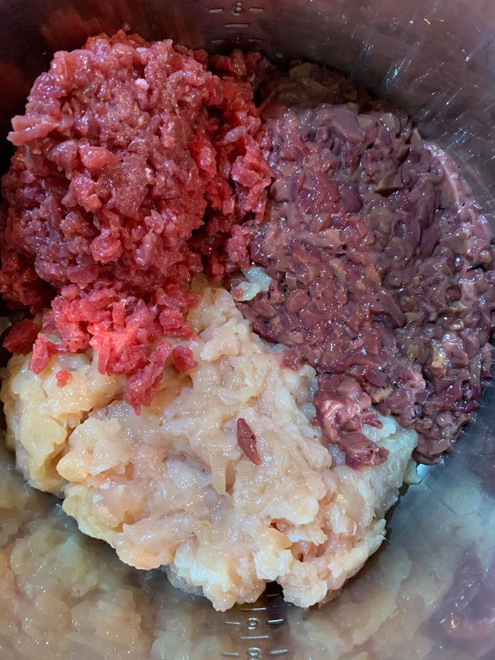 雞肉、牛肉都要自己動手切粒,不要買現成的絞肉,口感完全不同。