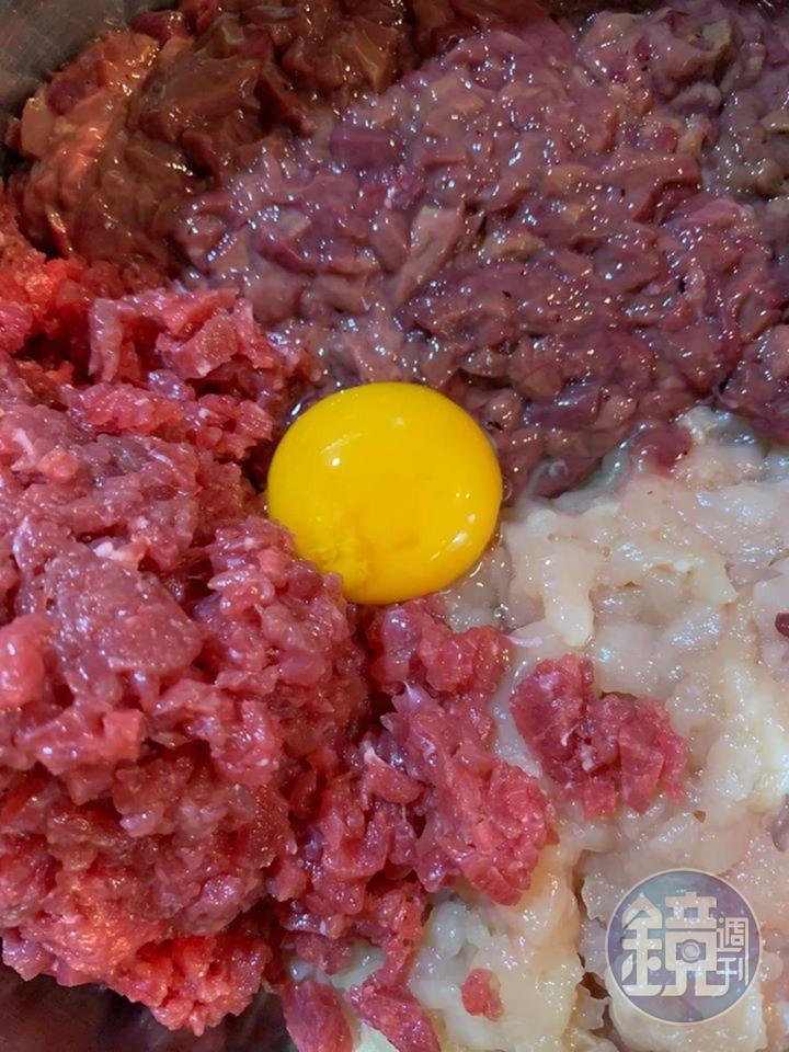 蛋黃能產生黏著作用，讓肉的口感滑嫩。