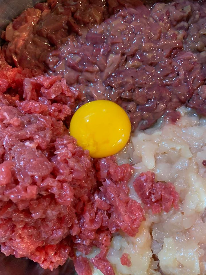 蛋黃能產生黏著作用,讓肉的口感滑嫩。