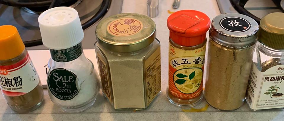 各種香料粉是調味的重要關鍵。