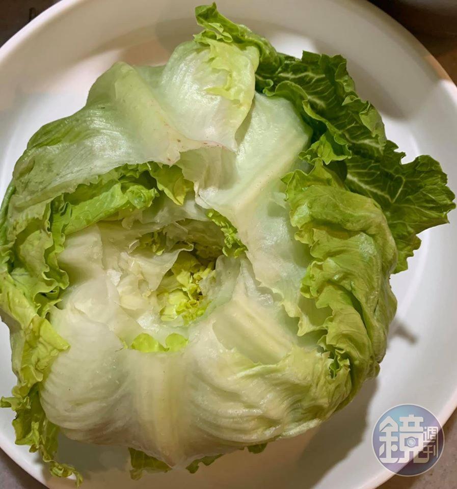 將美生菜的蒂挖掉。